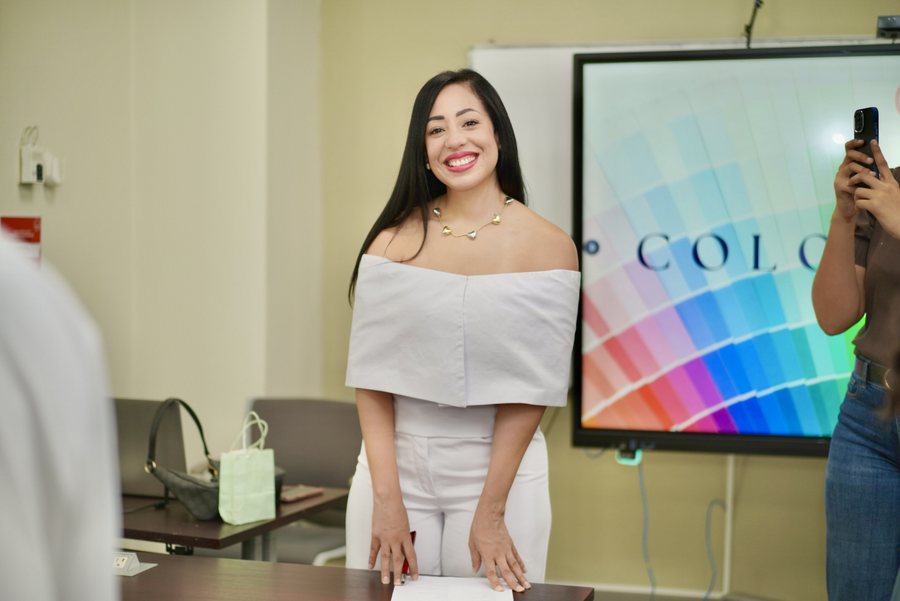 Iliana Pichardo en aula de clases
