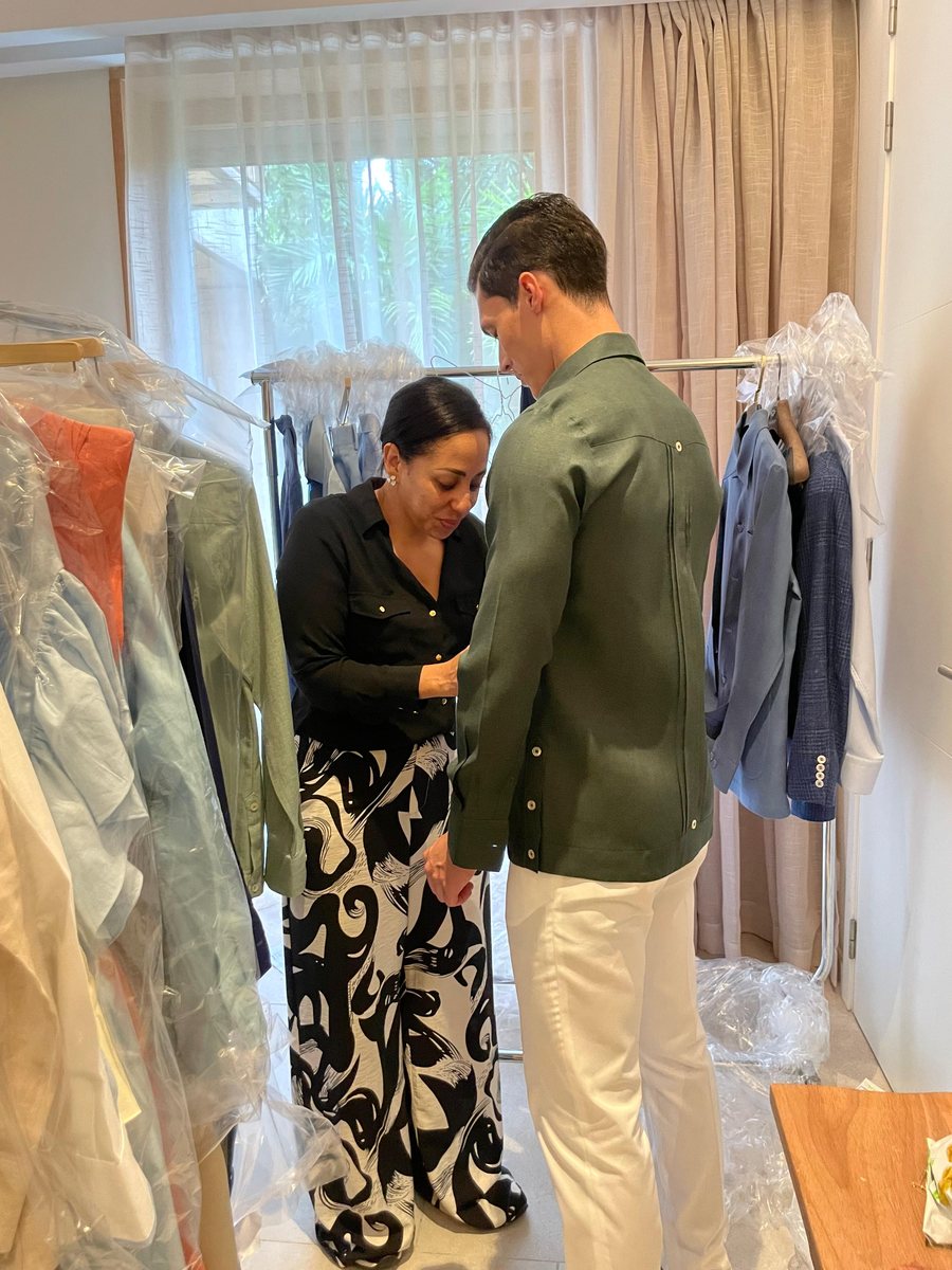 Iliana Pichardo dirigiendo estilismo backstage
